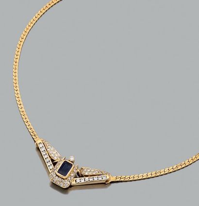 null Collier articulé en or jaune 750 millièmes, le centre orné d'un motif serti...