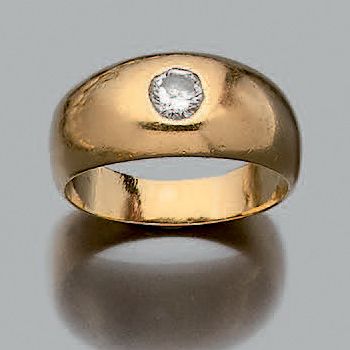 null Bague jonc en or jaune 750 millièmes ornée au centre d'un diamant rond de taille...