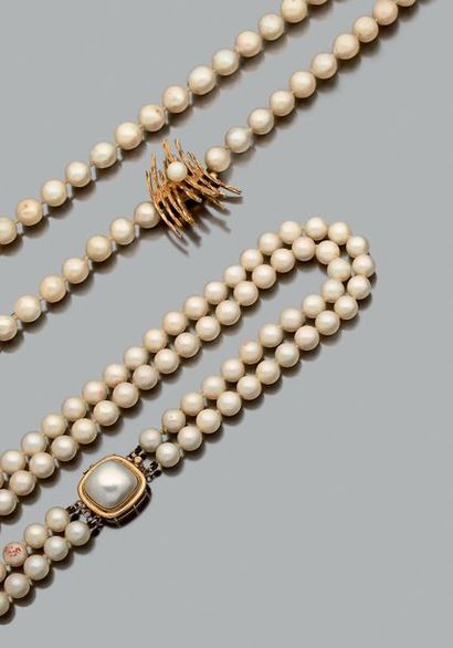 null Lot comprenant: un collier deux rangs de perles de culture en légère chute et...