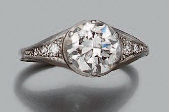 null Bague en platine 850 millièmes, ornée d'un diamant rond de taille brillant entre...