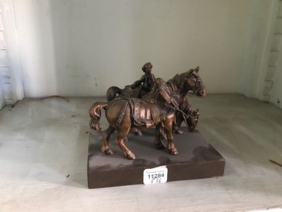 11284/834 Deux chevaux harnachés, l'un monté par un garçonnet.
Epreuve en bronze...
