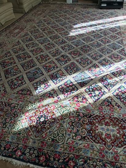 11717/105 Grand tapis turc à décor floral dans des losanges (330 x 520 cm).