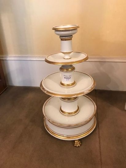 11717/29 Serviteur de table à trois plateaux en porcelaine blanche et filets or.