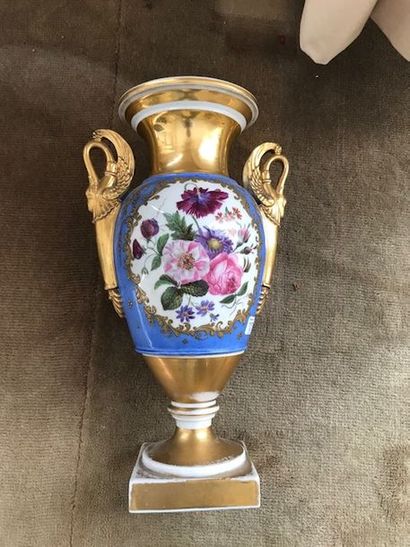 11717/92 Vase en porcelaine à décor floral, anses en cygne, XIXème siècle.