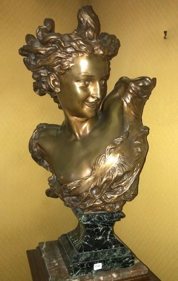 11745/70 D'après CARPEAUX : Buste du Génie de la Danse. Épreuve en bronze patiné,...