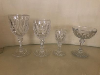 11754/32 Lot de trente cinq verres Baccarat (en plusieurs tailles).