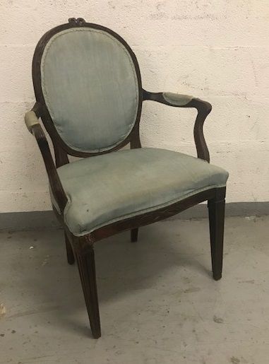 963/50 Fauteuil à dossier médaillon en bois naturel, Epoque transition des époques...