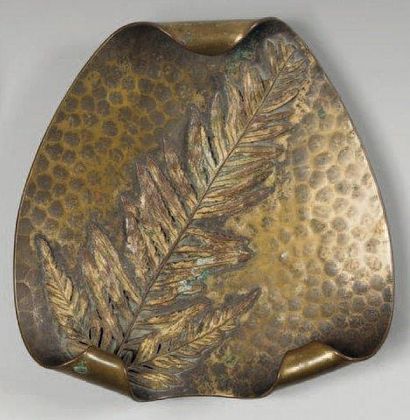 F.JUNCKER Vide-poche en bronze en forme de fougère, signé et dédicacé "à son camarade...