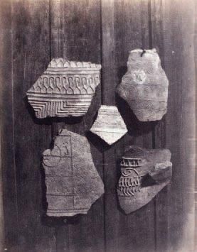 Auguste SALZMANN (1824-1872) Fragments de poteries, Camirros, circa 1863, 2 tirages...