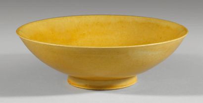 Époque MING (1368-1644) BOL en porcelaine émaillée jaune. Au revers de la base, la...