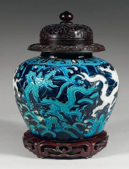 Époque MING (1368-1644) JARRE de forme "guan" en grès émaillé bleu turquoise et bleu...