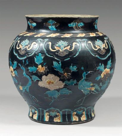 Époque MING (1368-1644) JARRE de forme "guan" en grès émaillé bleu turquoise et aubergine,...