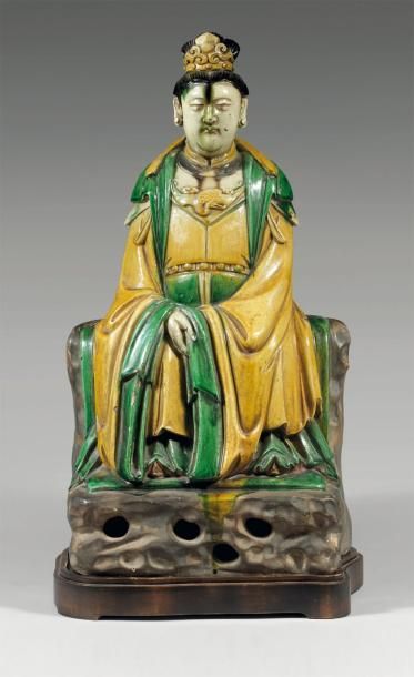 Époque MING (1368-1644) IMPORTANTE STATUETTE de Guandi en grès émaillé jaune, vert...