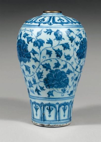 Époque MING (1368-1644) VASE de forme "meiping" en porcelaine blanche décorée en...