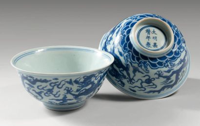 Époque MING (1368-1644) PAIRE DE BOLS en porcelaine décorée en bleu sous couverte...