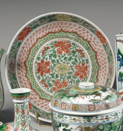 Époque MING (1368-1644) IMPORTANTE COUPE en porcelaine décorée en émaux polychromes...