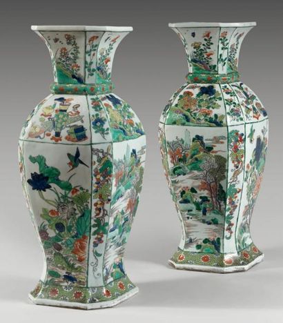 Époque KANGXI (1662-1722) PAIRE D'IMPORTANTS vases balustres de forme carrée en porcelaine...