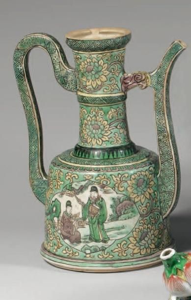 Époque KANGXI (1662-1722) VERSEUSE en porcelaine décorée en émaux vert, jaune et...