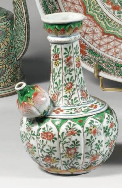 Époque KANGXI (1662-1722) KENDI côtelé en porcelaine décorée en émaux polychromes...