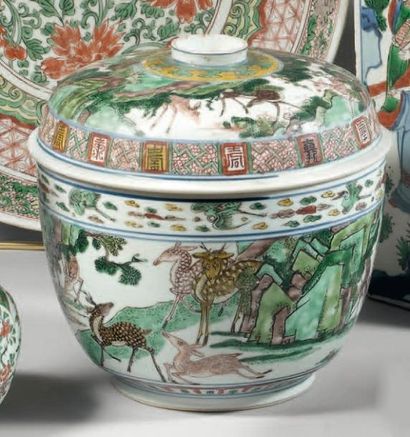 Époque KANGXI (1662-1722) POT COUVERT en porcelaine décorée en émaux polychromes...