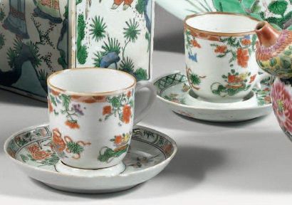 Époque KANGXI (1662-1722) DEUX TASSES et sous-tasses en porcelaine décorée en émaux...