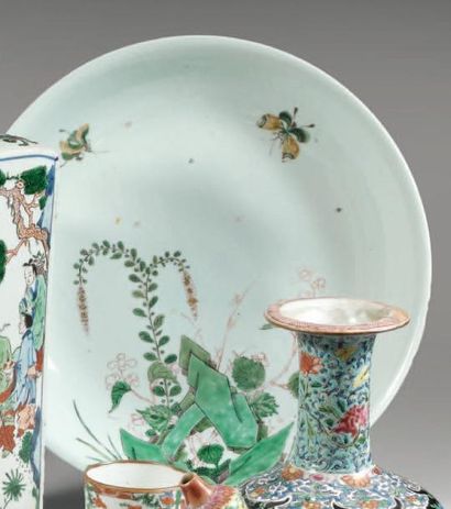 Époque KANGXI (1662-1722) GRANDE COUPE en porcelaine décorée en émaux polychromes...