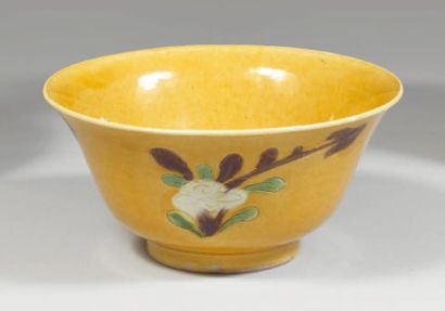 Époque KANGXI (1662-1722) BOL à bord évasé en porcelaine émaillée jaune, vert et...