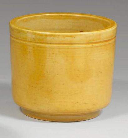 Époque KANGXI (1662-1722) PORTE-PINCEAUX en porcelaine émaillée jaune sur le biscuit....