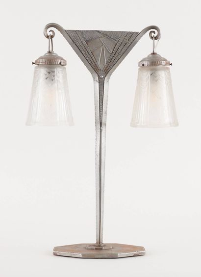 Muller Frères (École française). Luminaire: Lampe de table en métal et deux bobèches... Gazette Drouot