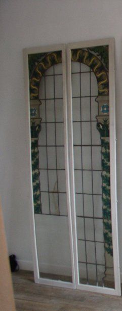 null 1 double portes en verre imprimé et émail relief à décor de colonnades supportant...