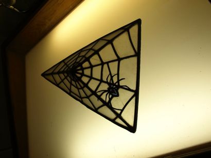 null Rare Applique d'angle par Perzel. En verre dépolit à décor d'une araignée tissant...