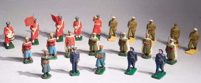 null Neuf figurines soldat indigène au pas, probablement anglais en tenue rouge à...