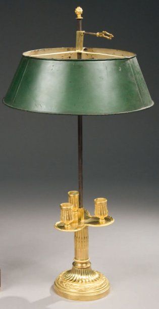 null Lampe bouillotte en bronze redoré à trois lumières, socle à filet de perles,...
