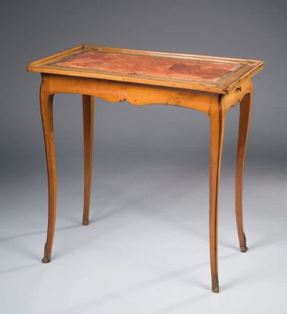 null Petite table en bois fruitier à quatre pieds cambrés soulignés aux angles d'un...
