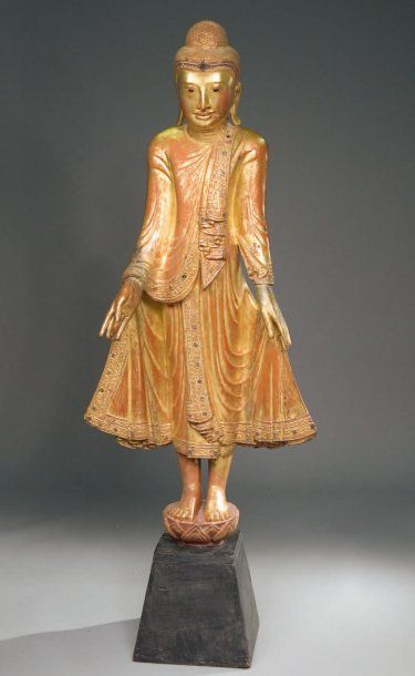 null Statue d'adorant en bois doré avec incrustations de verre de couleur, debout...