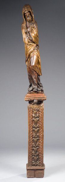 null Statue en bois sculpté partiellement doré représentant l'Hiver. Sur une gaine...
