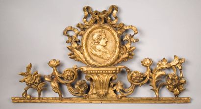 null Motif en bois doré orné d'un profil d'empereur romain dans un médaillon rubané...