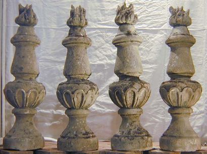 null Dix pots d'ornement en pierre sculptée, surmontés de flammes Haut : 96 cm XIX...