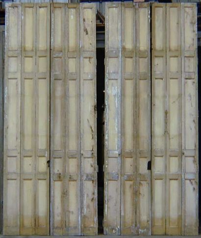 null Deux paires de volets d'intérieur en bois mouluré peint Haut : 372 cm Larg :...