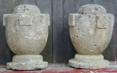 null Paire de vases de dessus de piliers en pierre Haut : 56 cm Larg : 40 cm (accident...