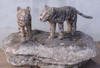 null Deux tigres en ciment peint Haut : 45 cm Long : 100 cm