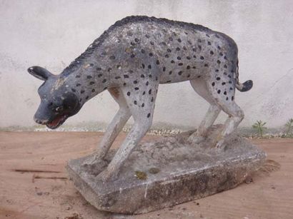 null Hyène en ciment peint Haut : 60 cm Long : 80 cm