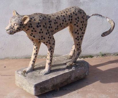 null Tigre en ciment peint Haut : 64 cm Long : 100 cm
