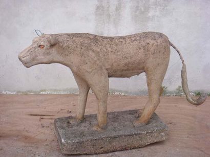 null Hyène? en ciment peint Haut : 64 cm Long : 105 cm