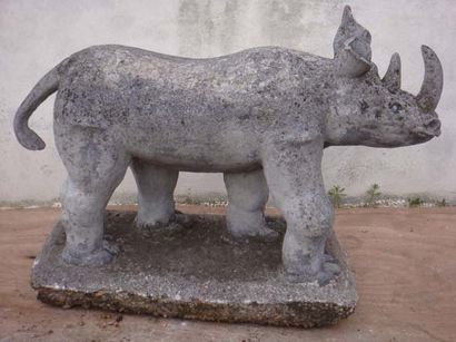null Rhinocéros en ciment peint Haut : 70 cm Long : 100 cm