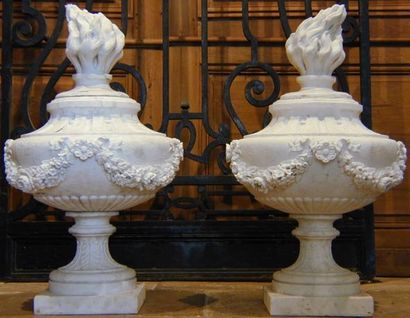 null Paire de pots couverts en marbre blanc de Carrare à décor de guirlandes de fleurs....