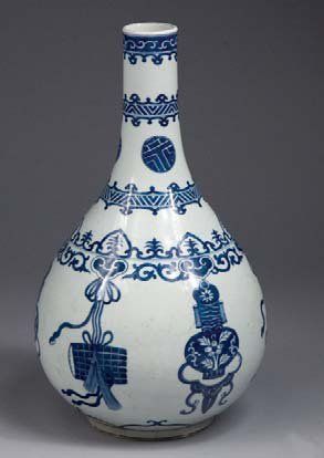 null Vase bouteille décoré en bleu de quatre frises, la principale supportant des...