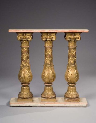 null Trois balustres en bois sculpté et doré à décor de feuilles de lierre et d'acanthe...
