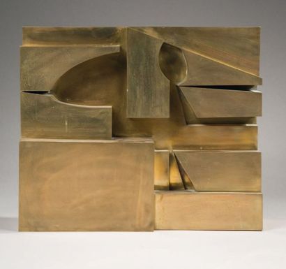 OUDOIRE Lyse Sculpture architecturale en cuivre à motifs en haut-relief cubique....