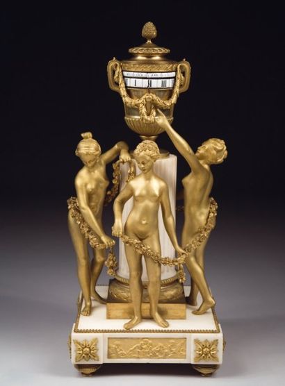 null Pendule en bronze doré et marbre blanc : les Trois Grâces. Posé sur un socle...